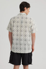Camisa blanca de hombre con cuello camisero y estampado geométrico negro estilo vintage en toda la prenda