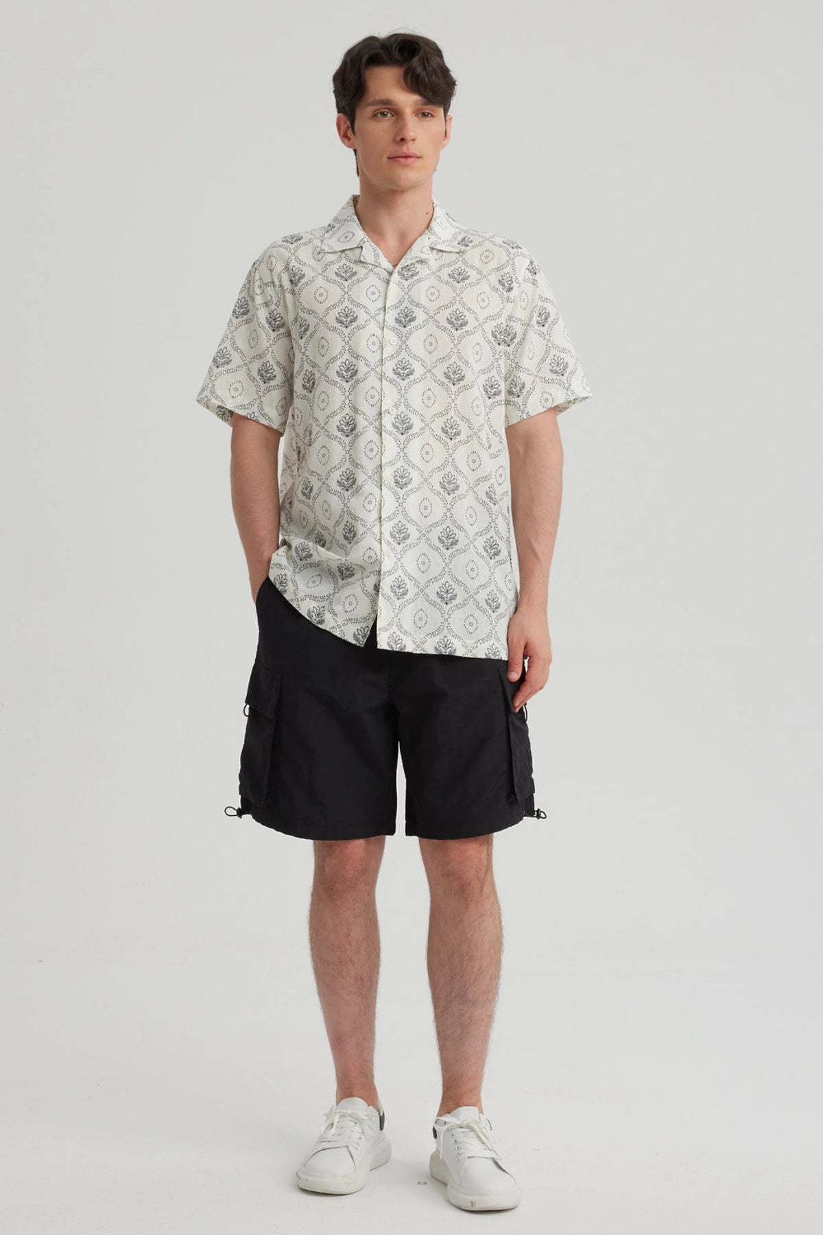 Camisa blanca de hombre con cuello camisero y estampado geométrico negro estilo vintage en toda la prenda