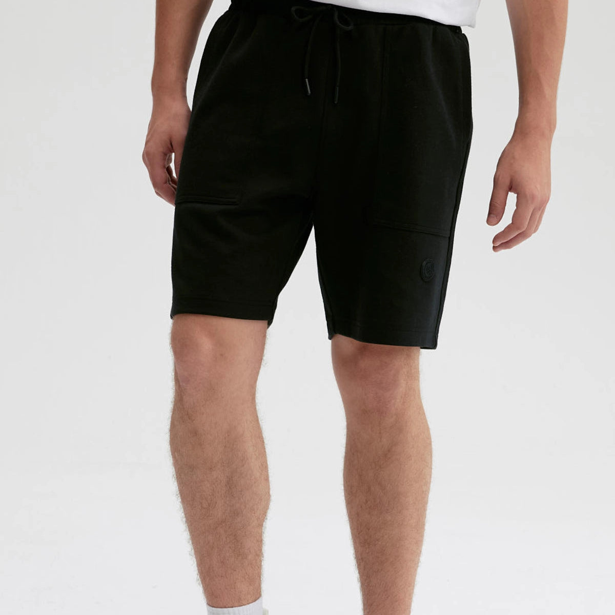 Bermuda negra para hombre con bolsillos y cordón ajustable vista de frente
