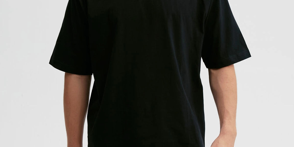 Polera hombre oversize negra de algodón con diseño sencillo y corte amplio