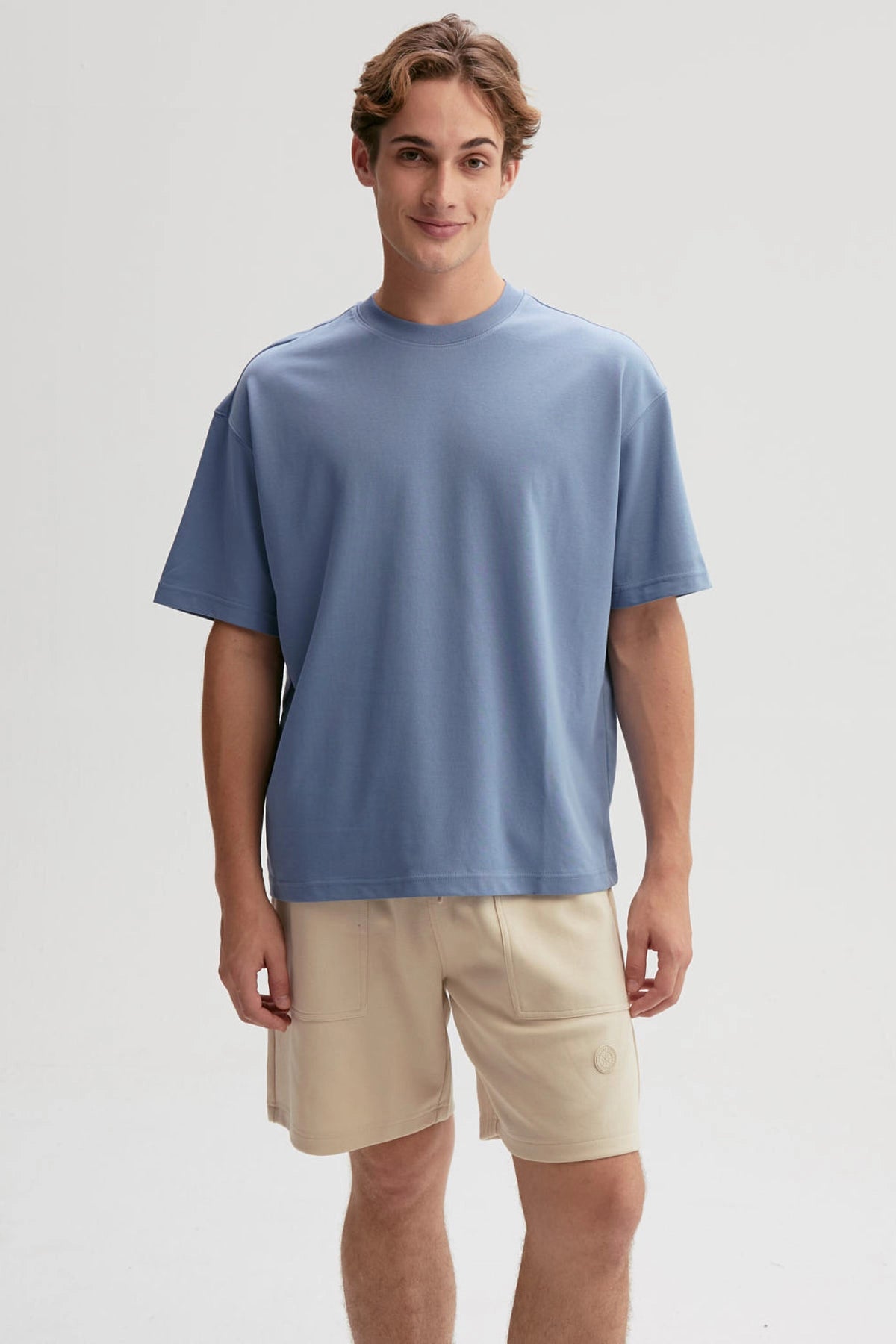 Polera hombre azul piedra de ajuste suelto con mangas cortas y cuello redondo