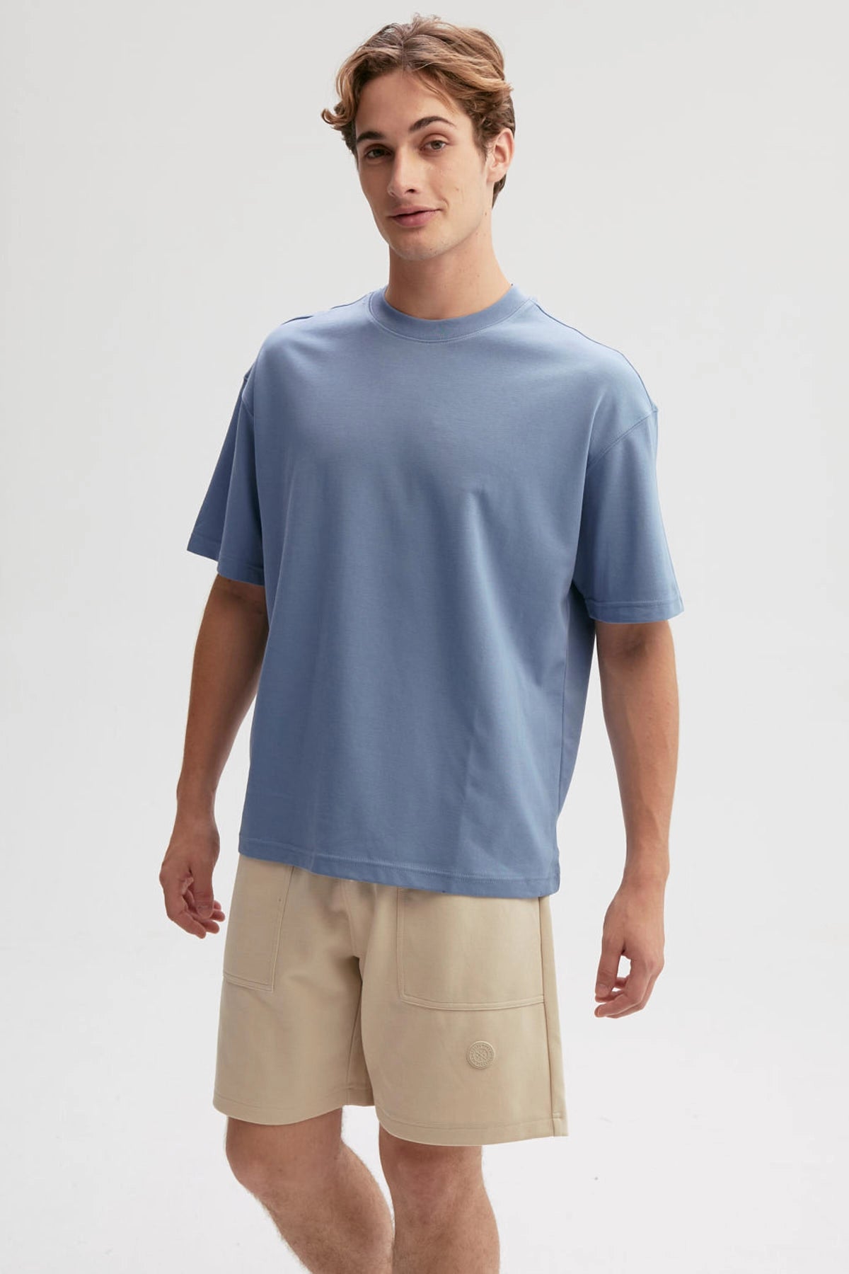 Polera hombre azul piedra de ajuste suelto con mangas cortas y cuello redondo