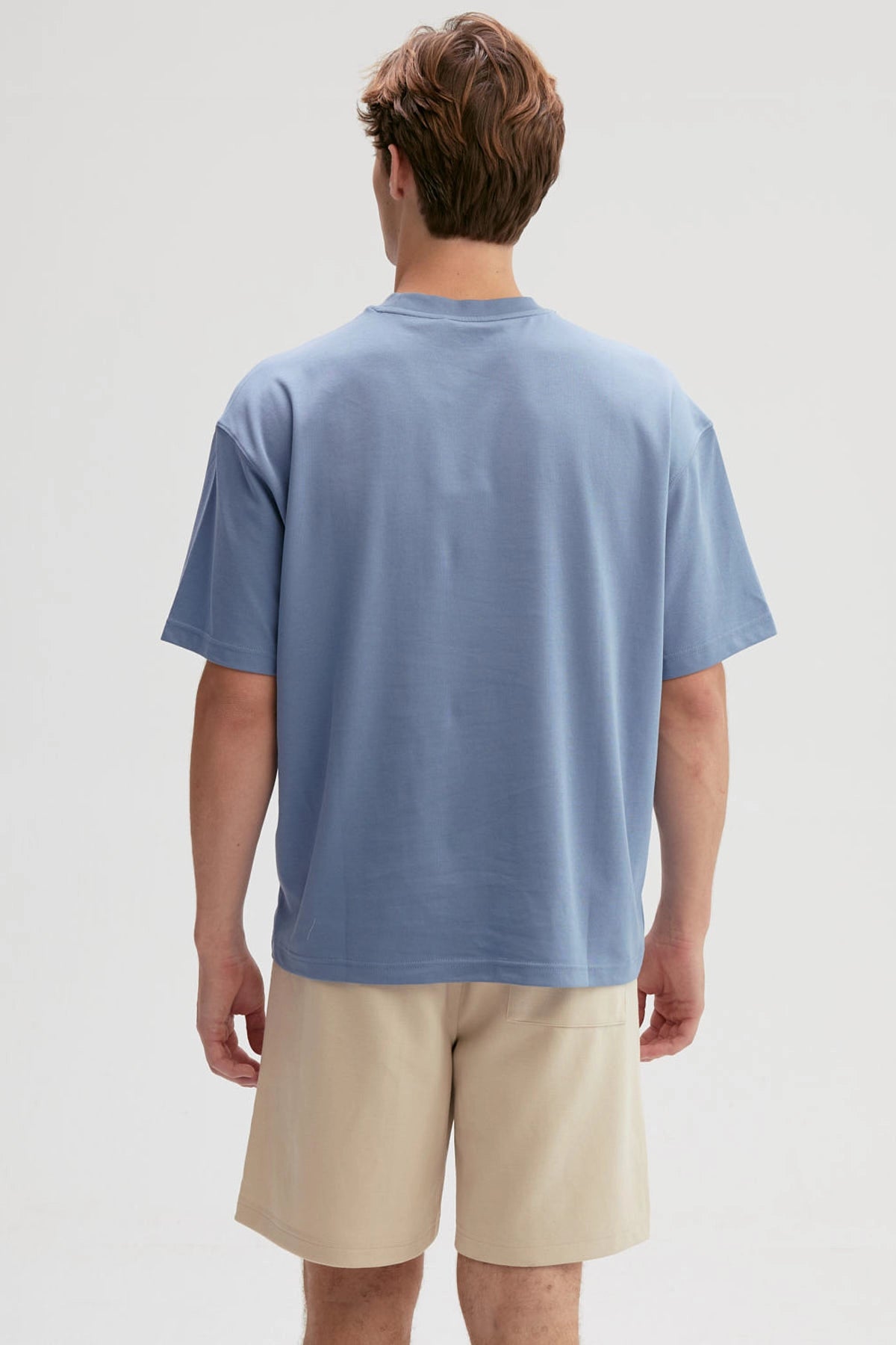 Polera hombre azul piedra de ajuste suelto con mangas cortas y cuello redondo