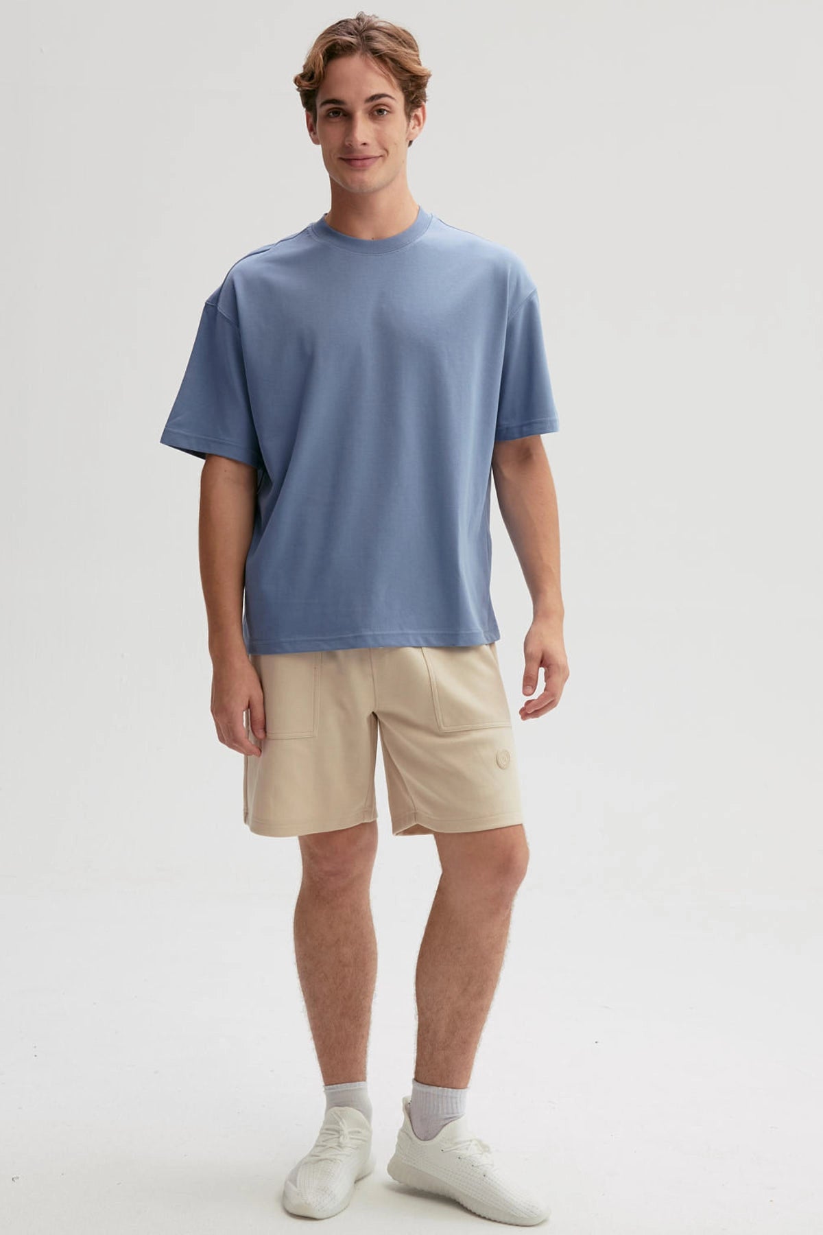 Polera hombre azul piedra de ajuste suelto con mangas cortas y cuello redondo