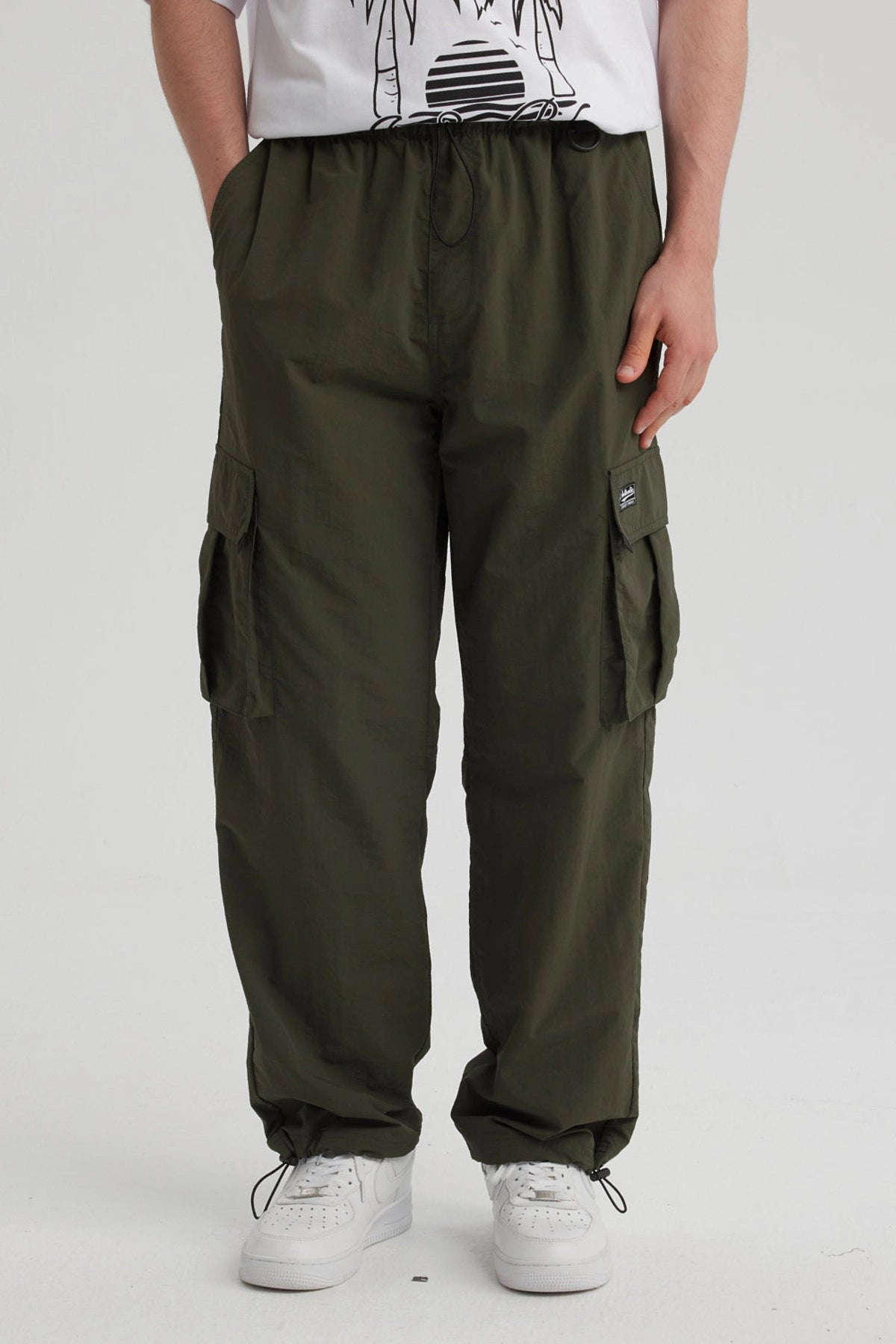 Pantalón Hombre Cargo Parachute Verde Militar