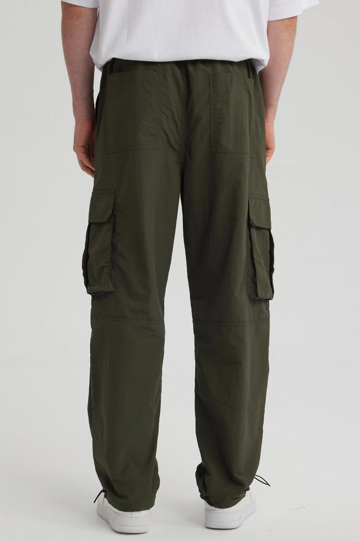 Pantalón Hombre Cargo Parachute Verde Militar