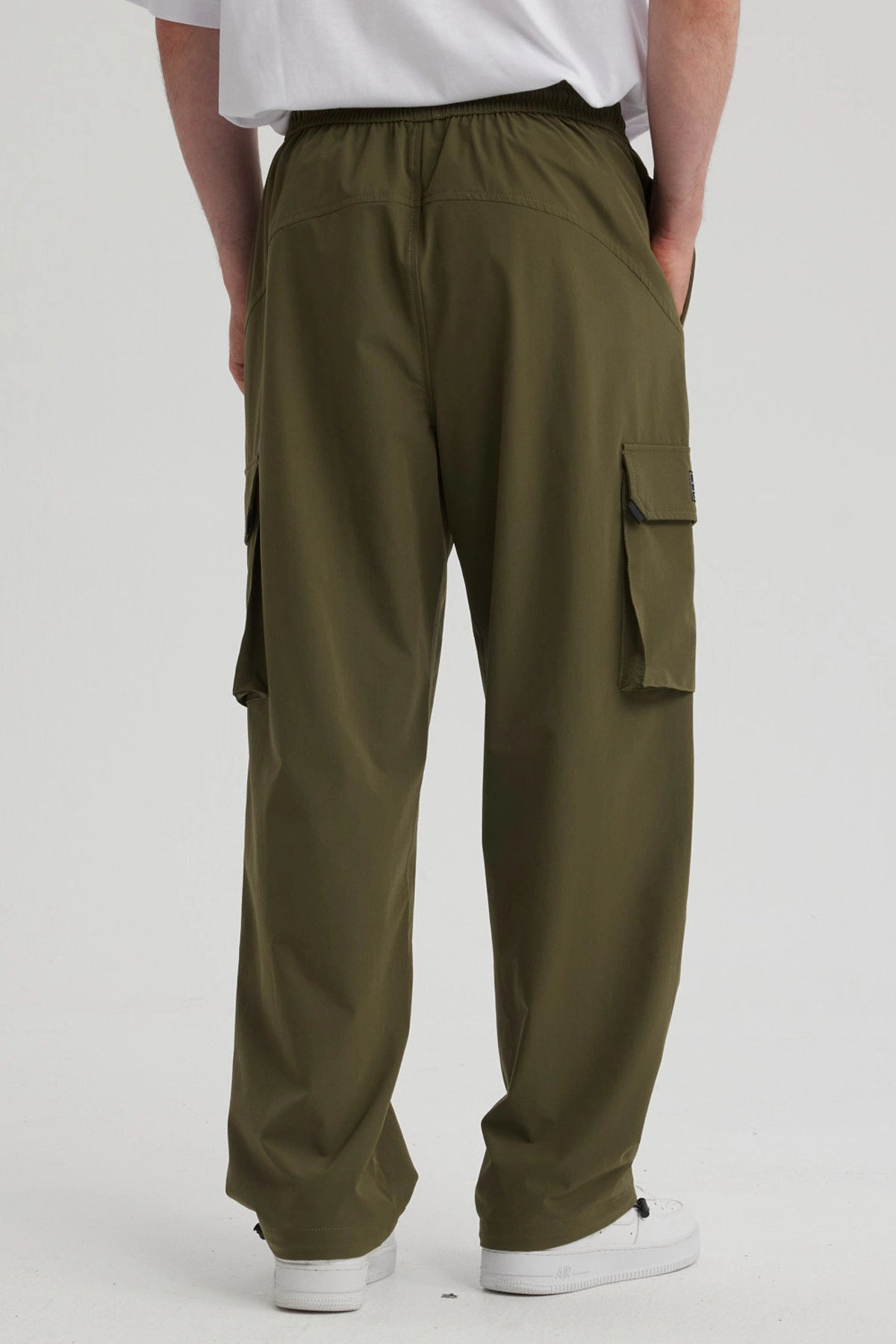 Pantalón Hombre Cargo Parachute Verde Militar