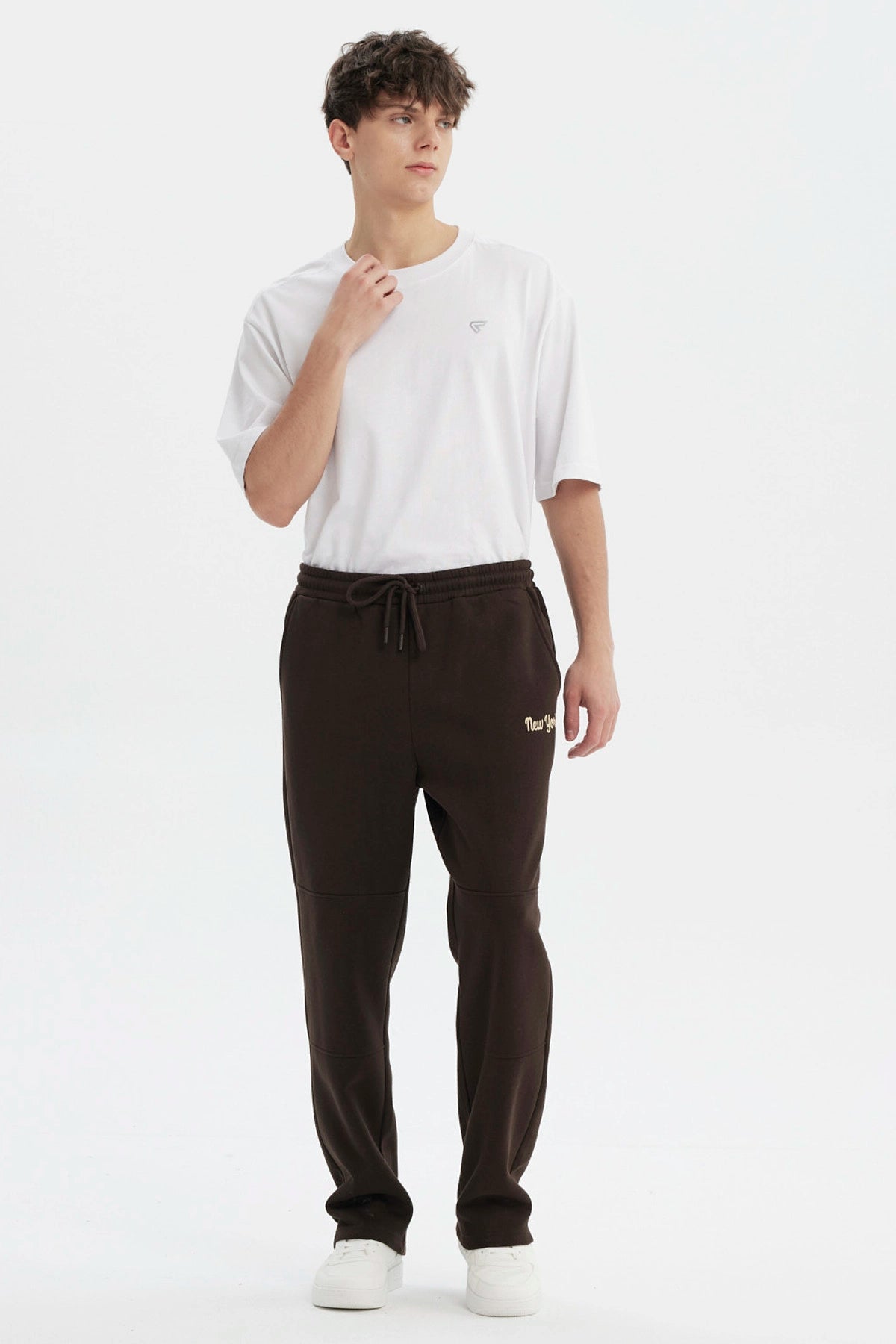 Pantalón Buzo Hombre Calce Recto Chocolate