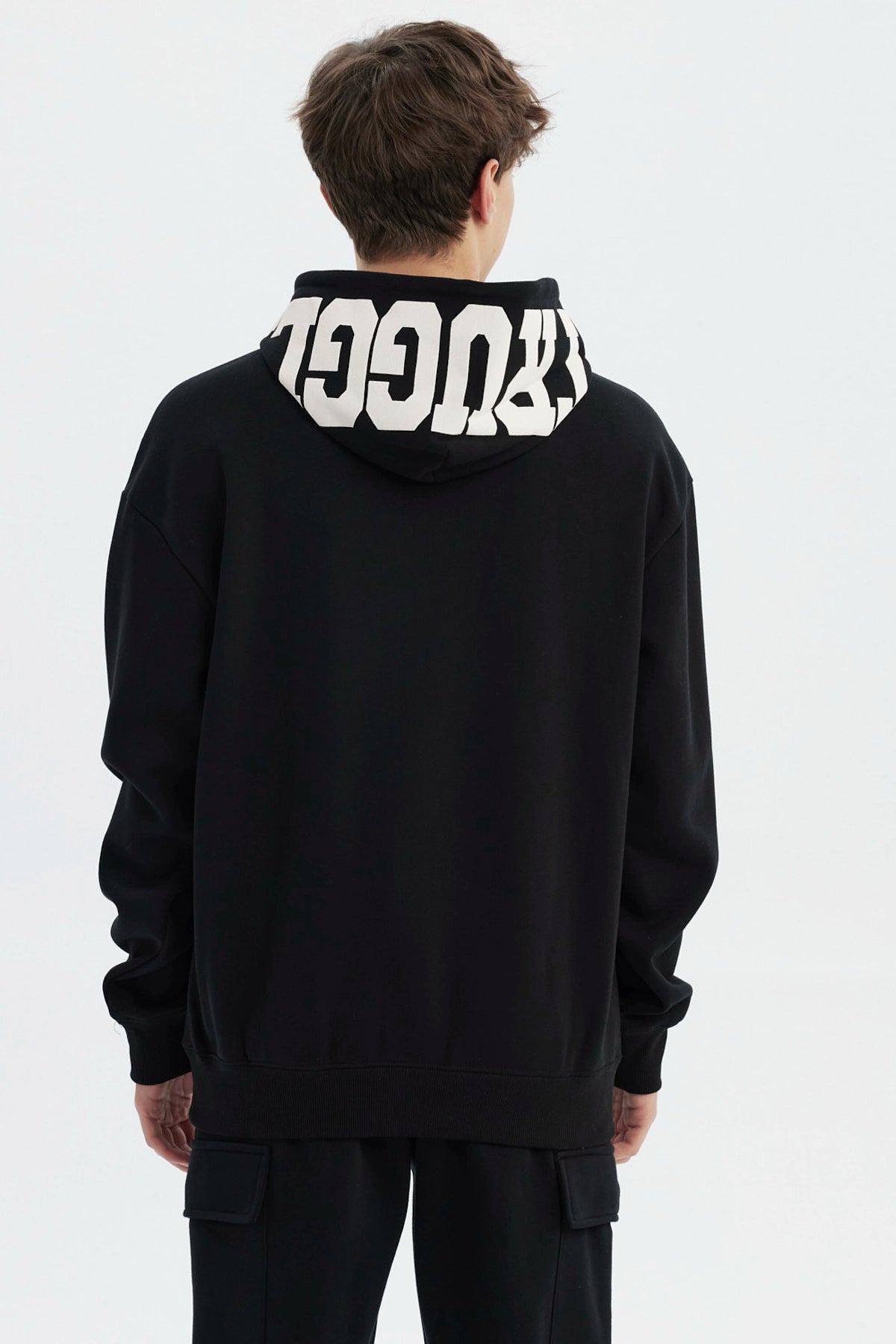 Polerón Hombre Slim Con Gorro Negro