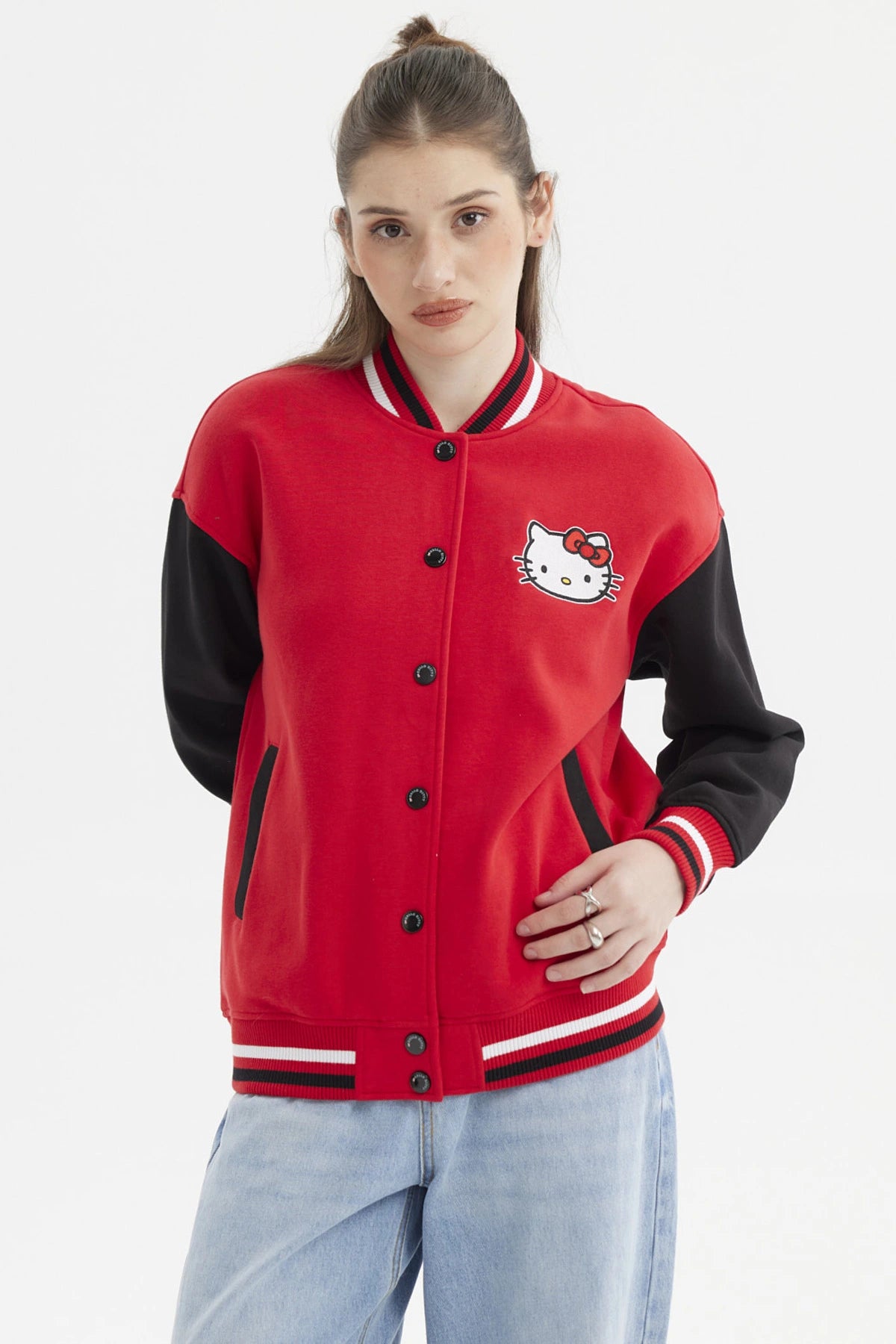 Polerón mujer rojo con mangas negras y logo Hello Kitty en el pecho estilo varsity casual y moderno