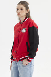 Polerón mujer rojo con mangas negras y logo Hello Kitty en el pecho estilo varsity casual y moderno