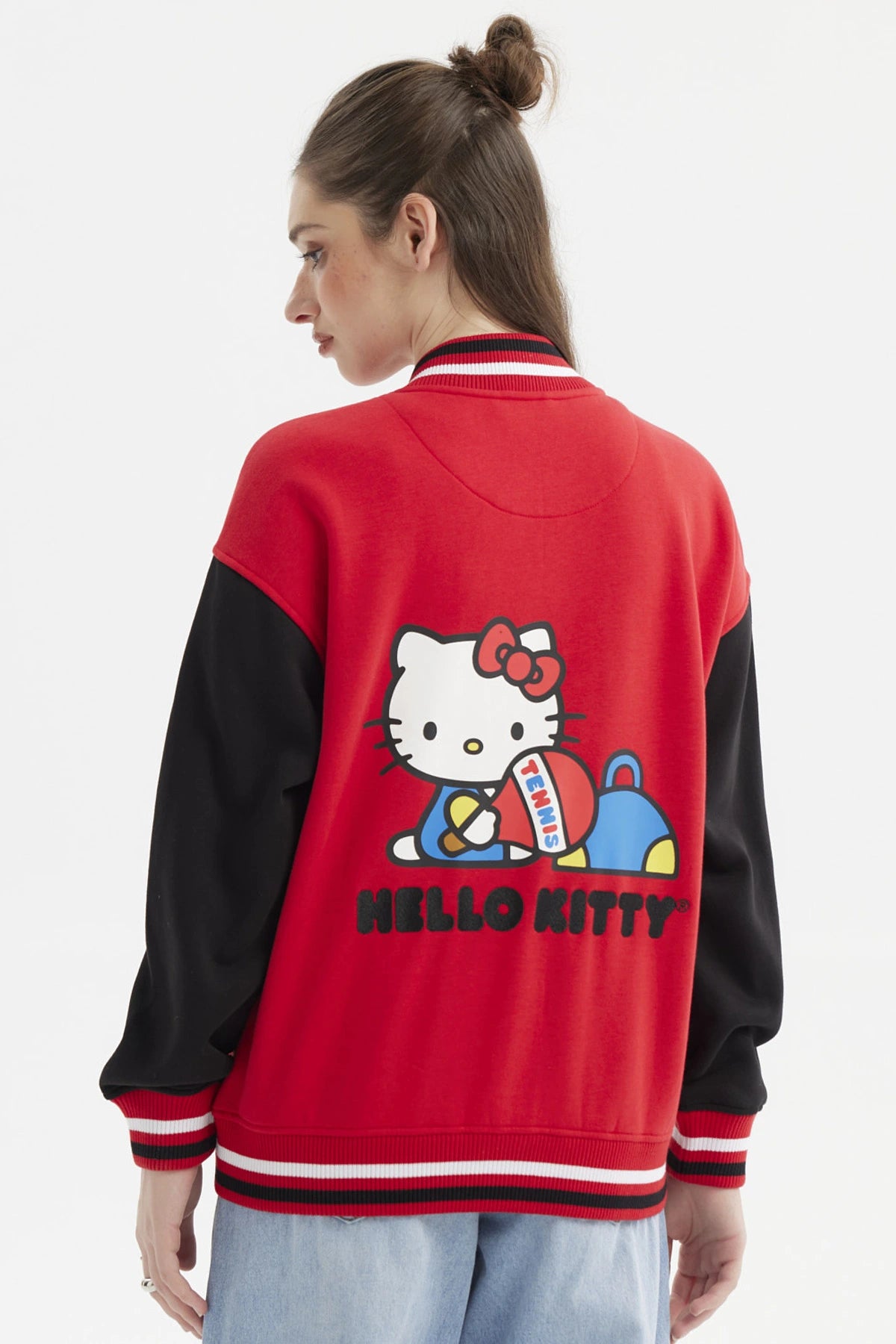 Polerón mujer rojo con mangas negras y logo Hello Kitty en el pecho estilo varsity casual y moderno