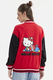 Polerón mujer rojo con mangas negras y logo Hello Kitty en el pecho estilo varsity casual y moderno