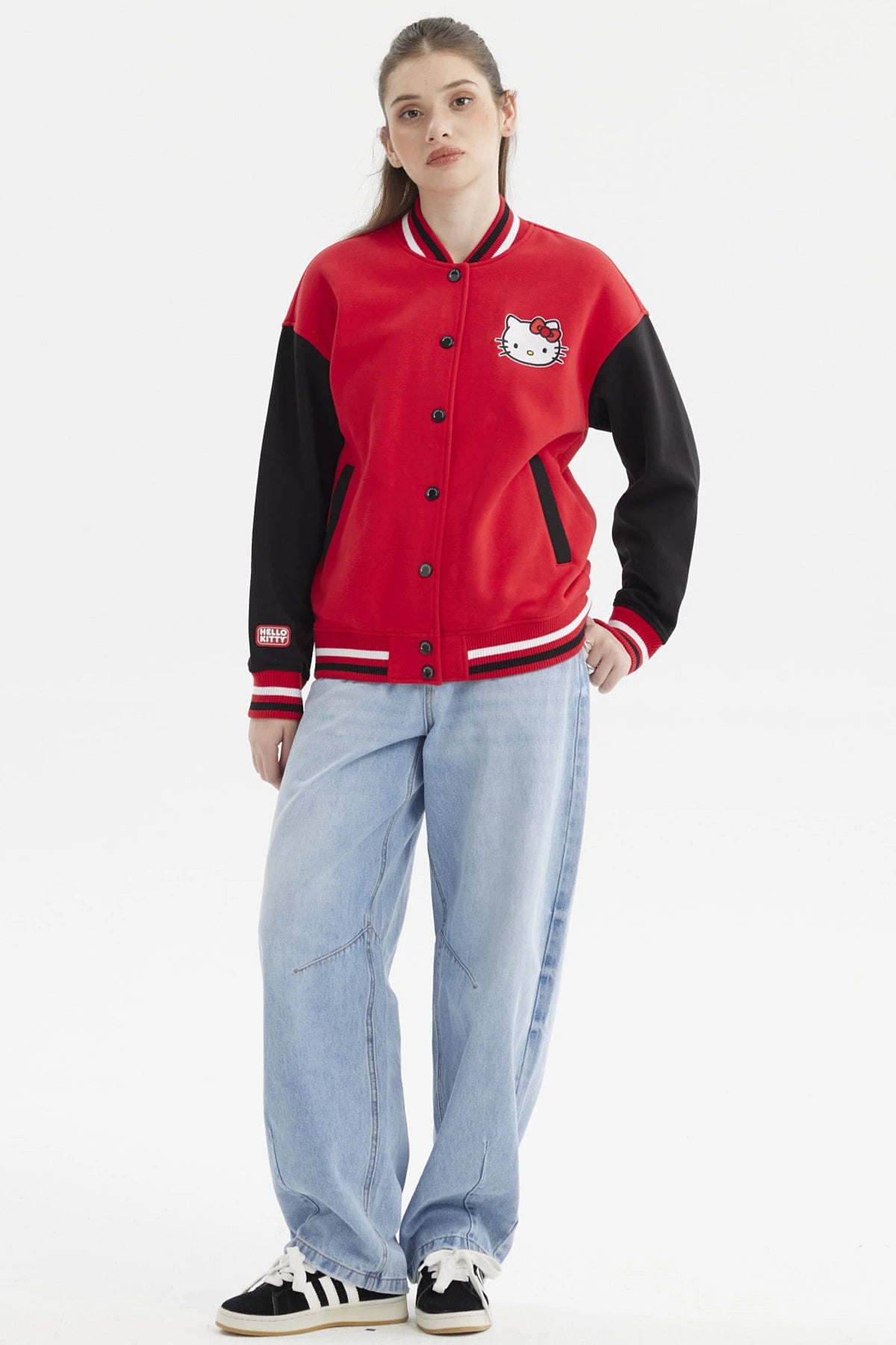 Polerón mujer rojo con mangas negras y logo Hello Kitty en el pecho estilo varsity casual y moderno