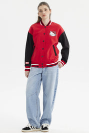 Polerón mujer rojo con mangas negras y logo Hello Kitty en el pecho estilo varsity casual y moderno