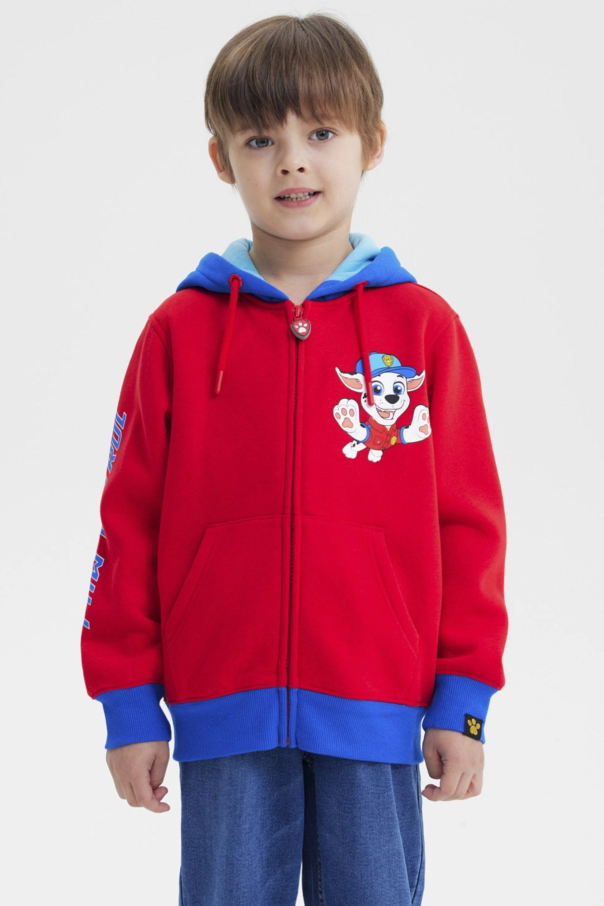 Polerón rojo para niño con capucha azul Paw Patrol estampado frontal Chase en estilo caricatura alegre