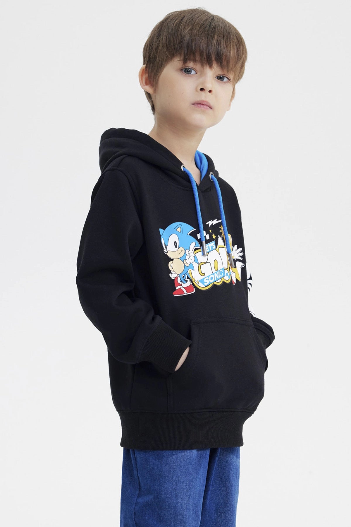 Polerón negro para niño con capucha y estampado grande de Sonic y Tails en el frente estilo dibujo animado