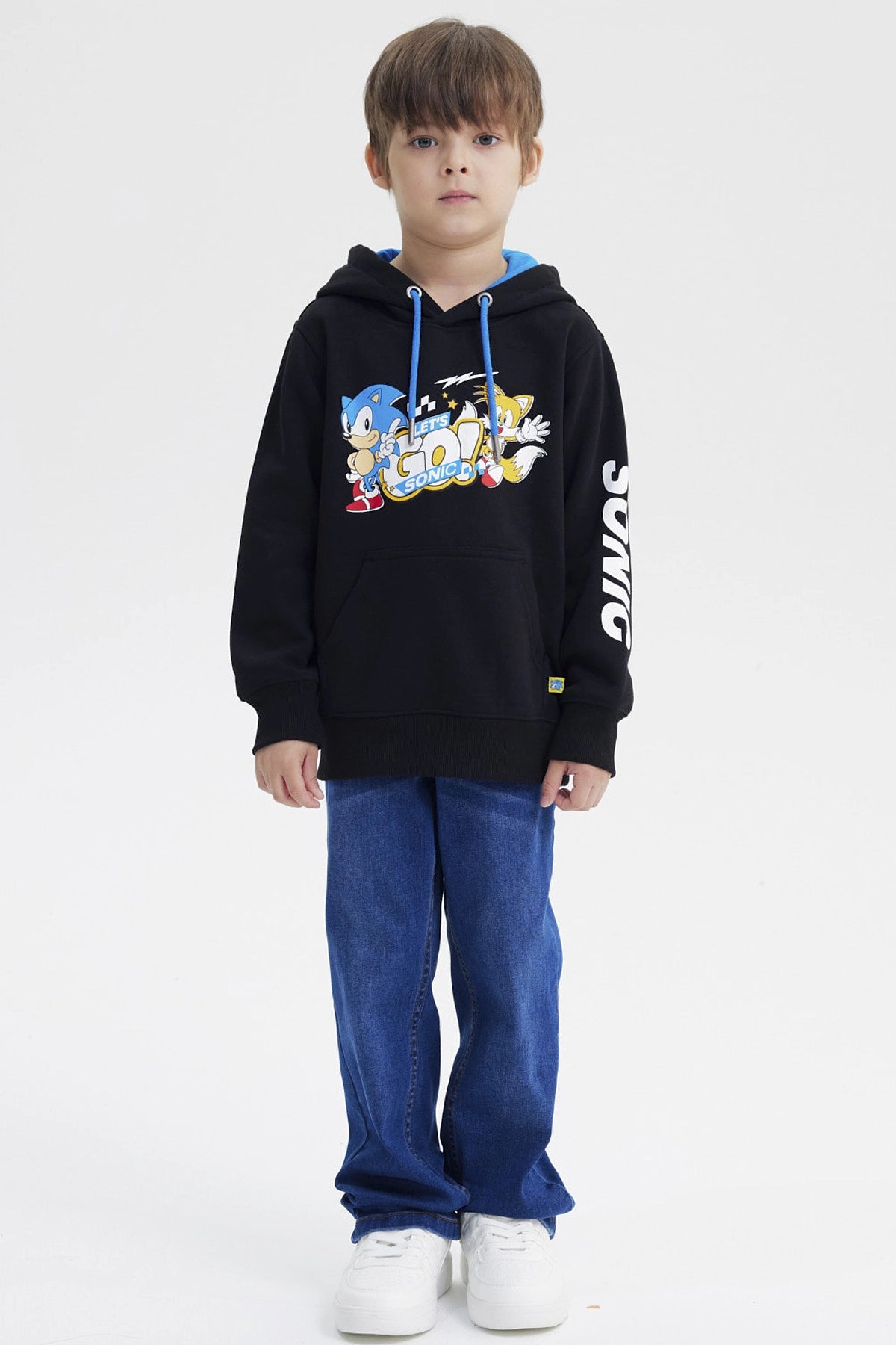 Polerón negro para niño con capucha y estampado grande de Sonic y Tails en el frente estilo dibujo animado