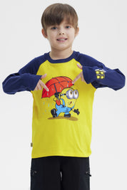 Polera de niño amarilla con mangas azul marino y estampa de Minion bajo paraguas rojo en el centro estilo animado