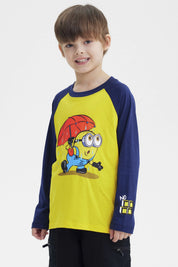 Polera de niño amarilla con mangas azul marino y estampa de Minion bajo paraguas rojo en el centro estilo animado