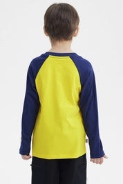Polera de niño amarilla con mangas azul marino y estampa de Minion bajo paraguas rojo en el centro estilo animado