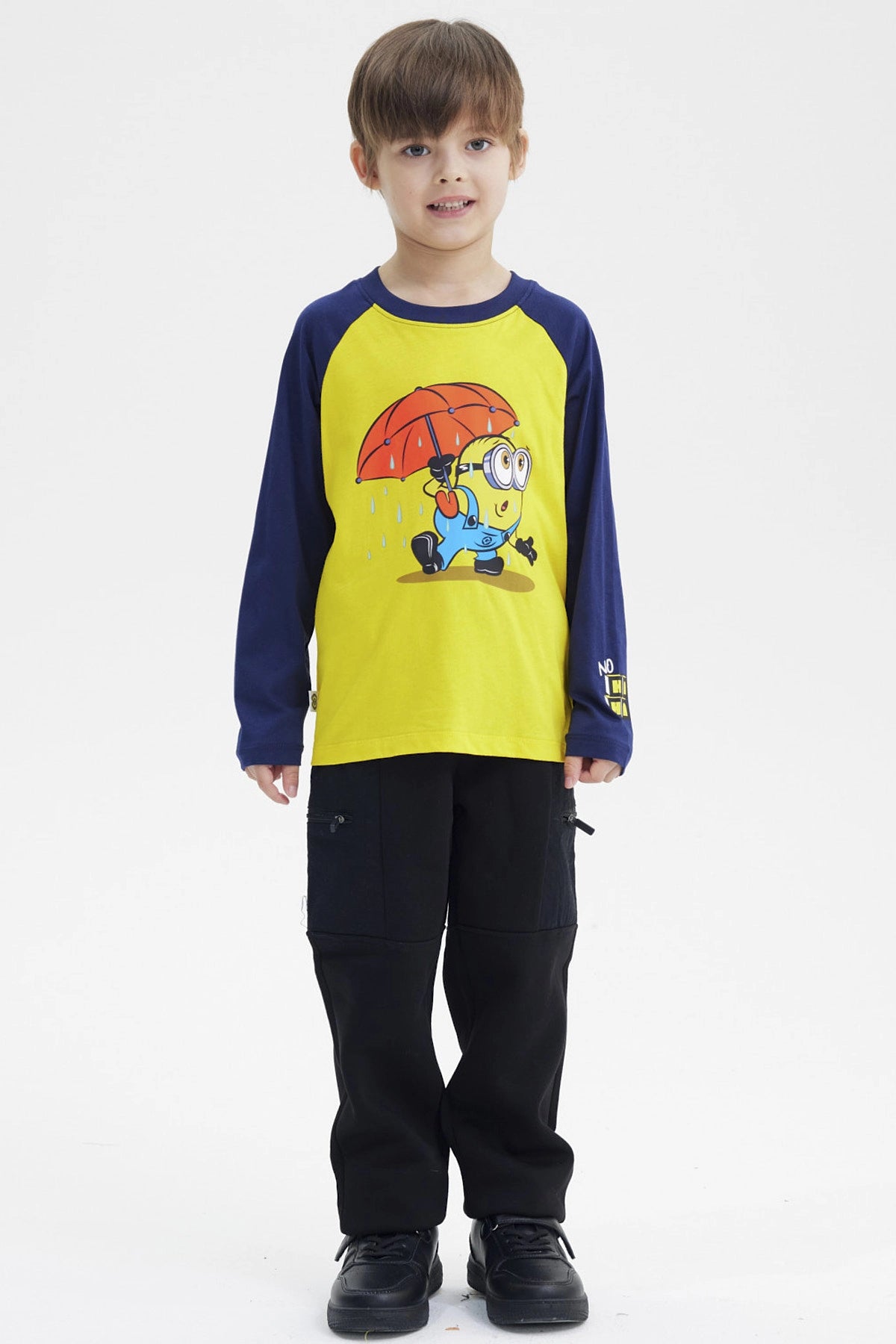 Polera de niño amarilla con mangas azul marino y estampa de Minion bajo paraguas rojo en el centro estilo animado