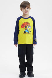 Polera de niño amarilla con mangas azul marino y estampa de Minion bajo paraguas rojo en el centro estilo animado