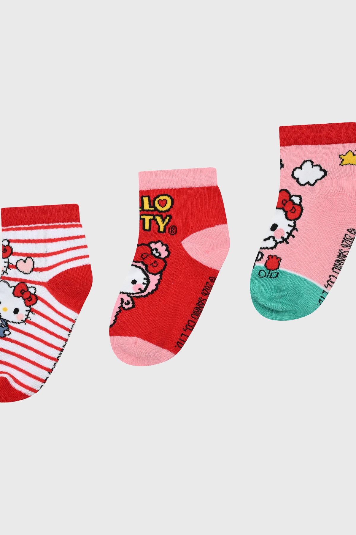 Calcetas rosadas de media caña para niña con estampas de Hello Kitty en colores vibrantes y diseños variados