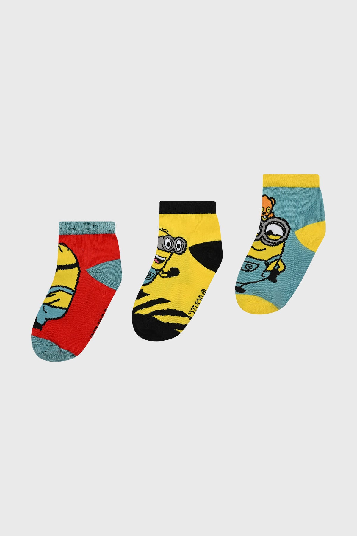 Calcetas deportivas para niño en rojo con estampado de Minions en diversas posiciones y colores vibrantes