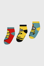 Calcetas deportivas para niño en rojo con estampado de Minions en diversas posiciones y colores vibrantes
