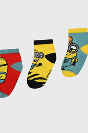 Calcetas deportivas para niño en rojo con estampado de Minions en diversas posiciones y colores vibrantes