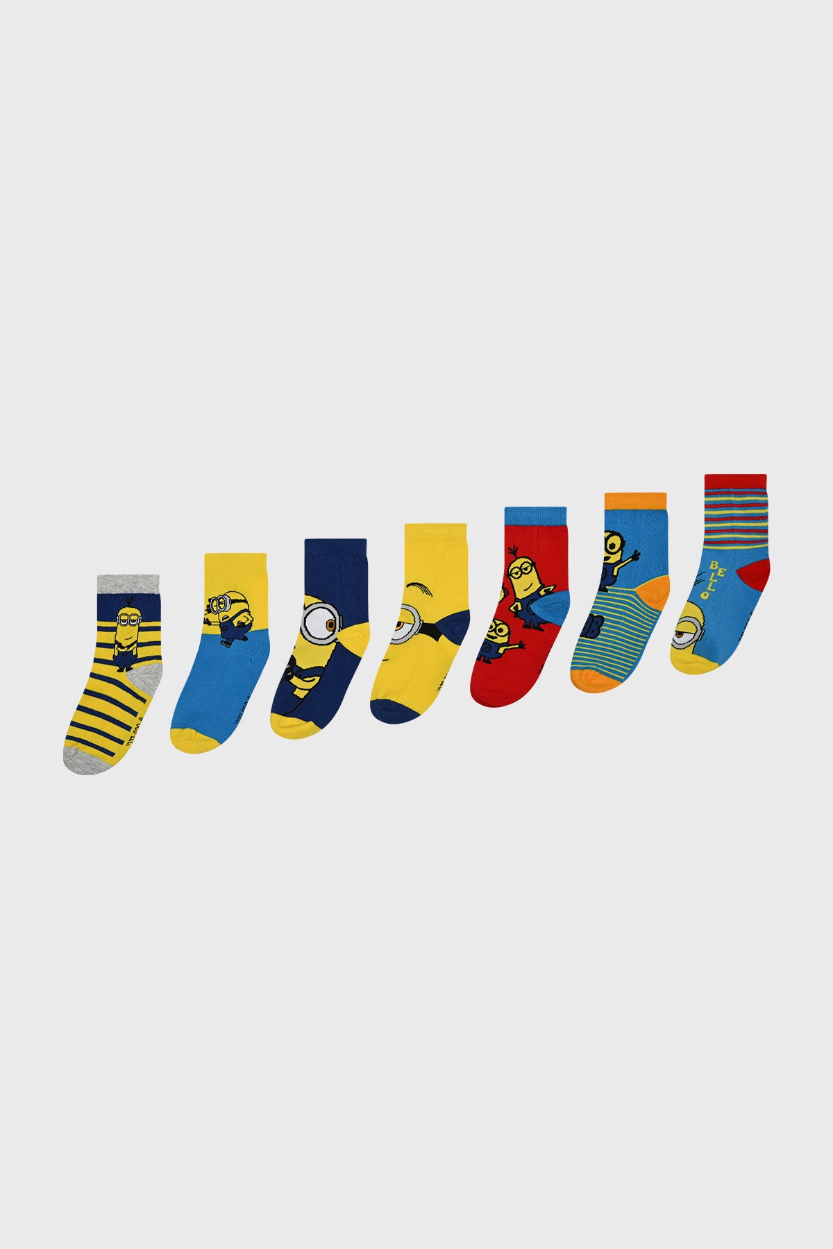 Pack de siete calcetines para niño con estampados de Minions en tonos amarillo azul y rojo con diseños variados y coloridos