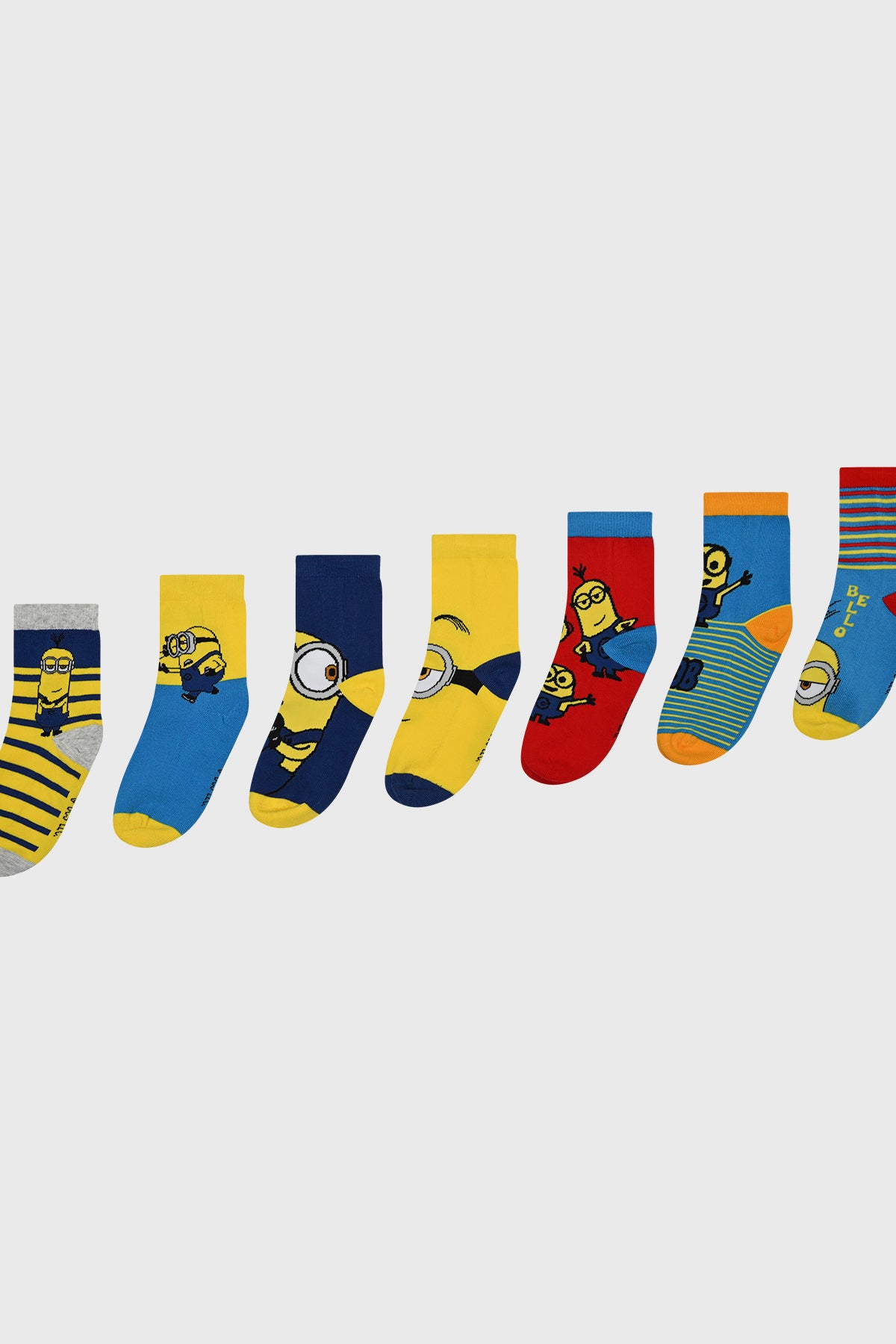 Pack de siete calcetines para niño con estampados de Minions en tonos amarillo azul y rojo con diseños variados y coloridos