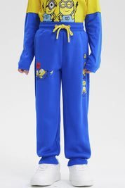 Pantalón de buzo azul para niño con estampa de Minions pequeños en la pierna izquierda estilo animado