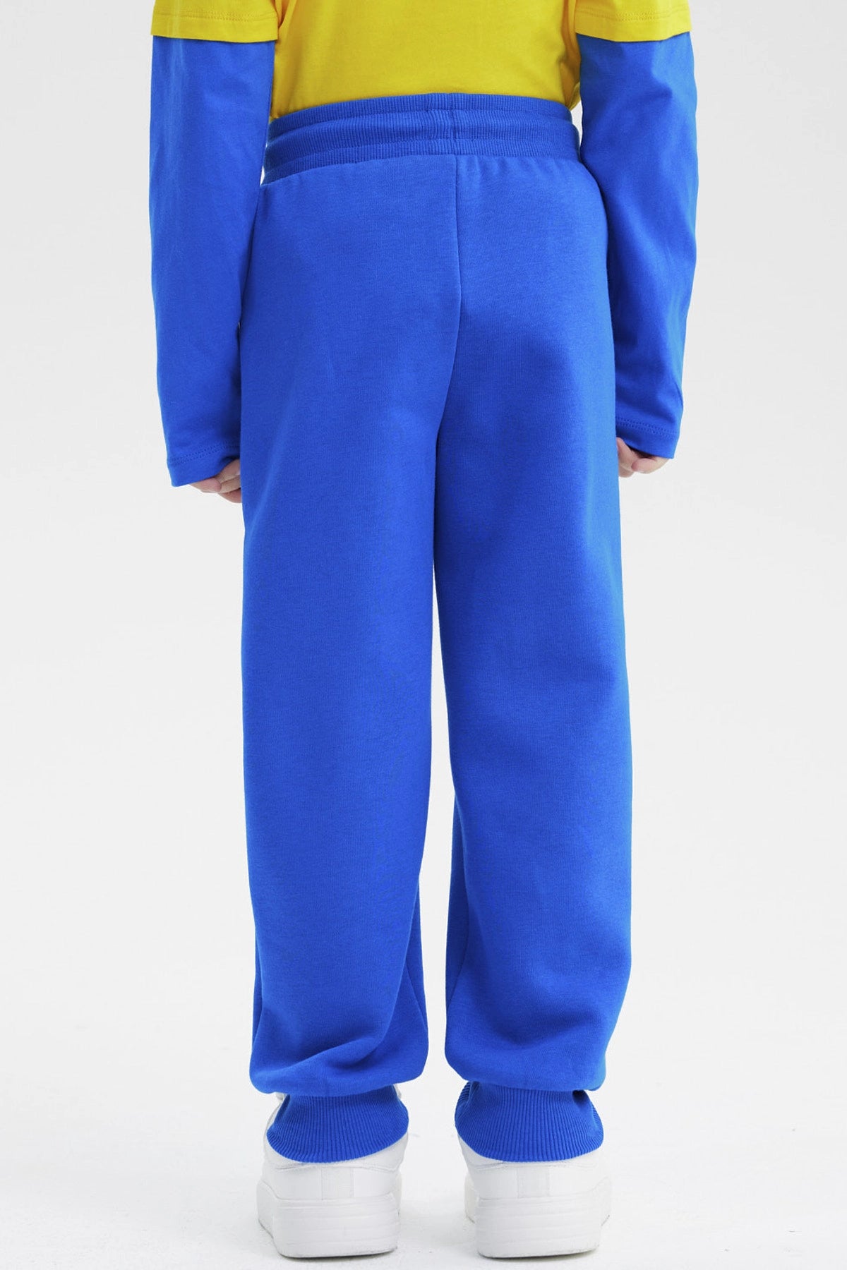 Pantalón de buzo azul para niño con estampa de Minions pequeños en la pierna izquierda estilo animado