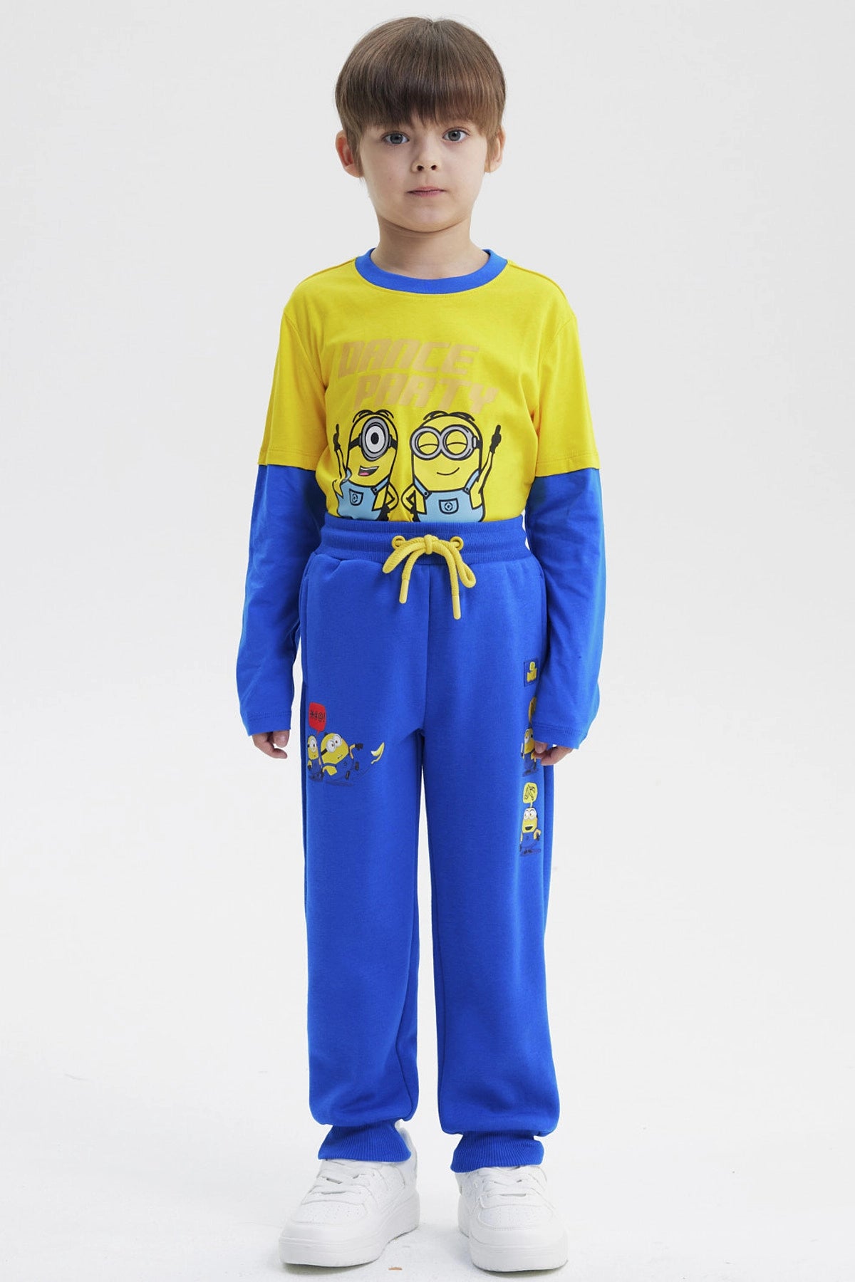 Pantalón de buzo azul para niño con estampa de Minions pequeños en la pierna izquierda estilo animado