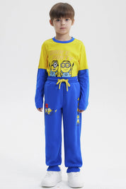 Pantalón de buzo azul para niño con estampa de Minions pequeños en la pierna izquierda estilo animado