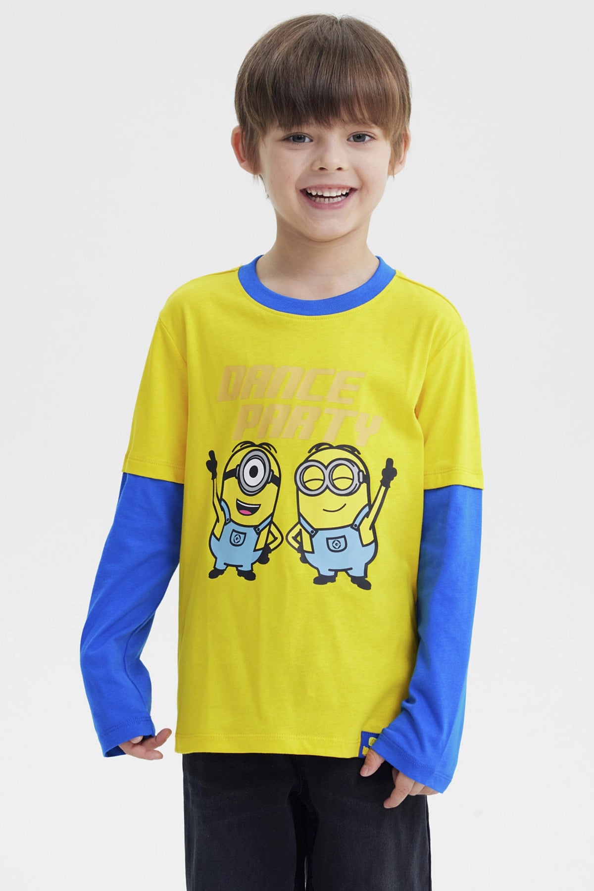 Polera amarilla de niño con estampa de Minions en el frente estilo gráfico mediano con texto Dance Party