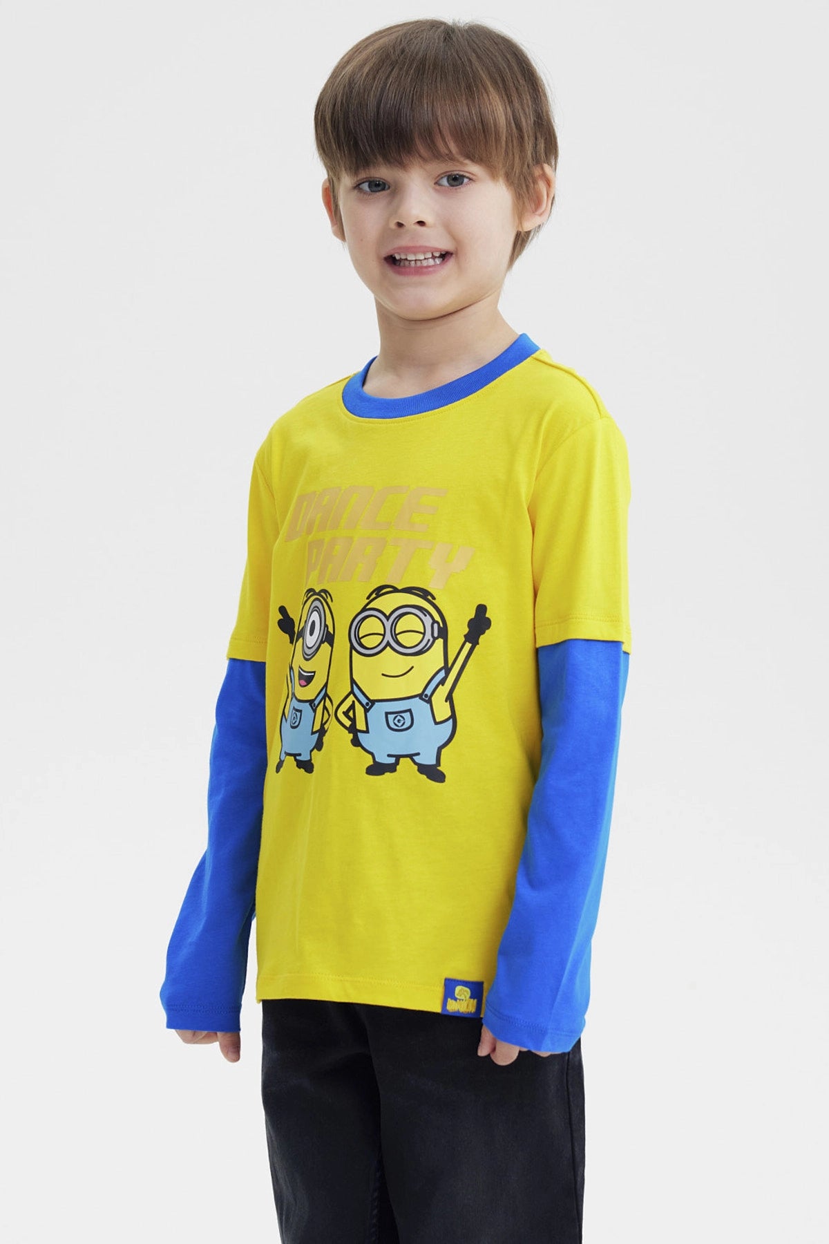Polera amarilla de niño con estampa de Minions en el frente estilo gráfico mediano con texto Dance Party