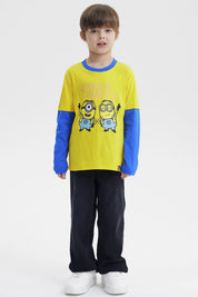 Polera amarilla de niño con estampa de Minions en el frente estilo gráfico mediano con texto Dance Party