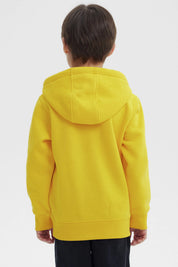 Polerón amarillo para niño con capucha diseño de Minion al frente en estilo animado ocupando el centro a gran tamaño