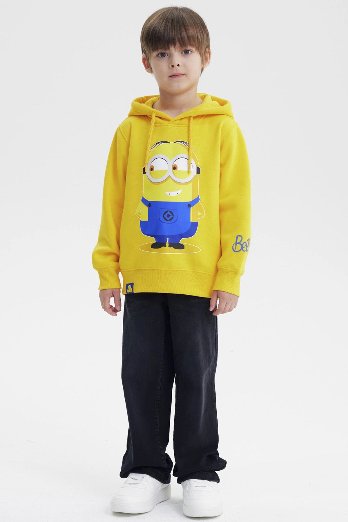 Polerón amarillo para niño con capucha diseño de Minion al frente en estilo animado ocupando el centro a gran tamaño