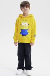 Polerón amarillo para niño con capucha diseño de Minion al frente en estilo animado ocupando el centro a gran tamaño