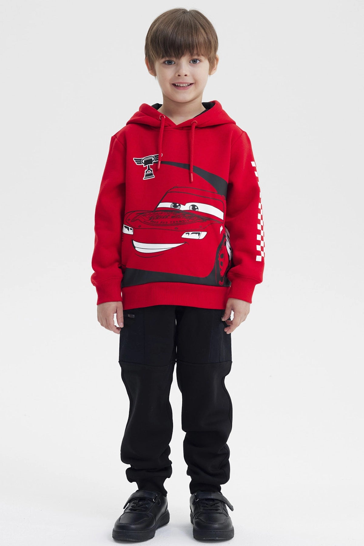 Polerón rojo para niño con capucha y estampado de auto animado en el frente estilo Cars