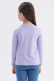 Polera niña lila con Hello Kitty en el frente con moños de colores y texto Hello Kitty en estilo gráfico animado