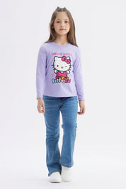 Polera niña lila con Hello Kitty en el frente con moños de colores y texto Hello Kitty en estilo gráfico animado