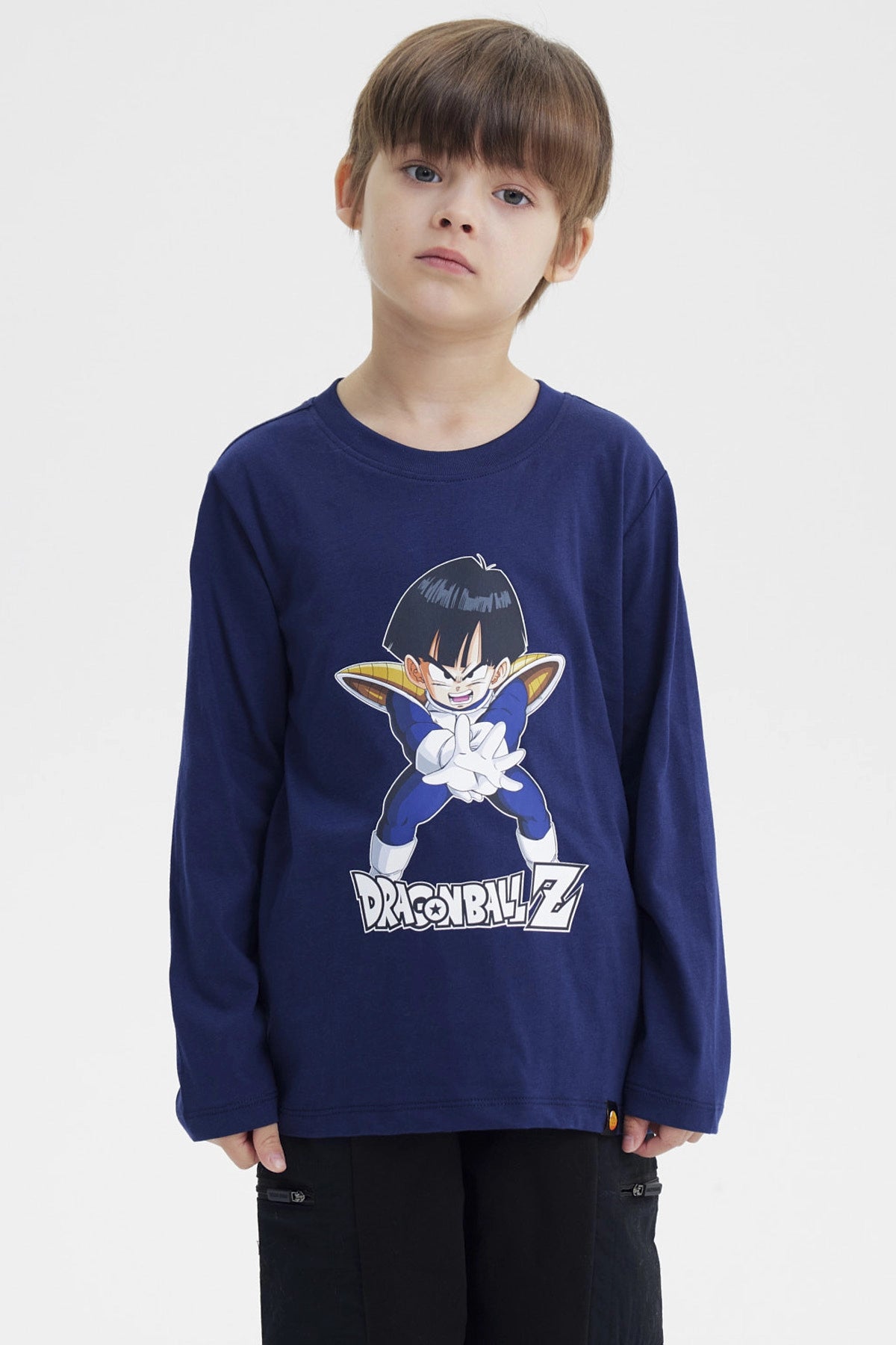 Polera niño azul marino con estampa de Dragon Ball Z en el centro mostrando a personaje en pose de ataque estilo anime