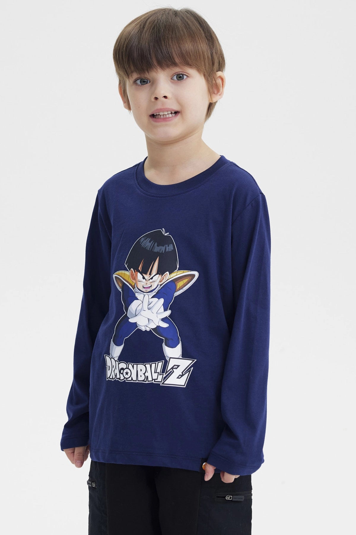 Polera niño azul marino con estampa de Dragon Ball Z en el centro mostrando a personaje en pose de ataque estilo anime