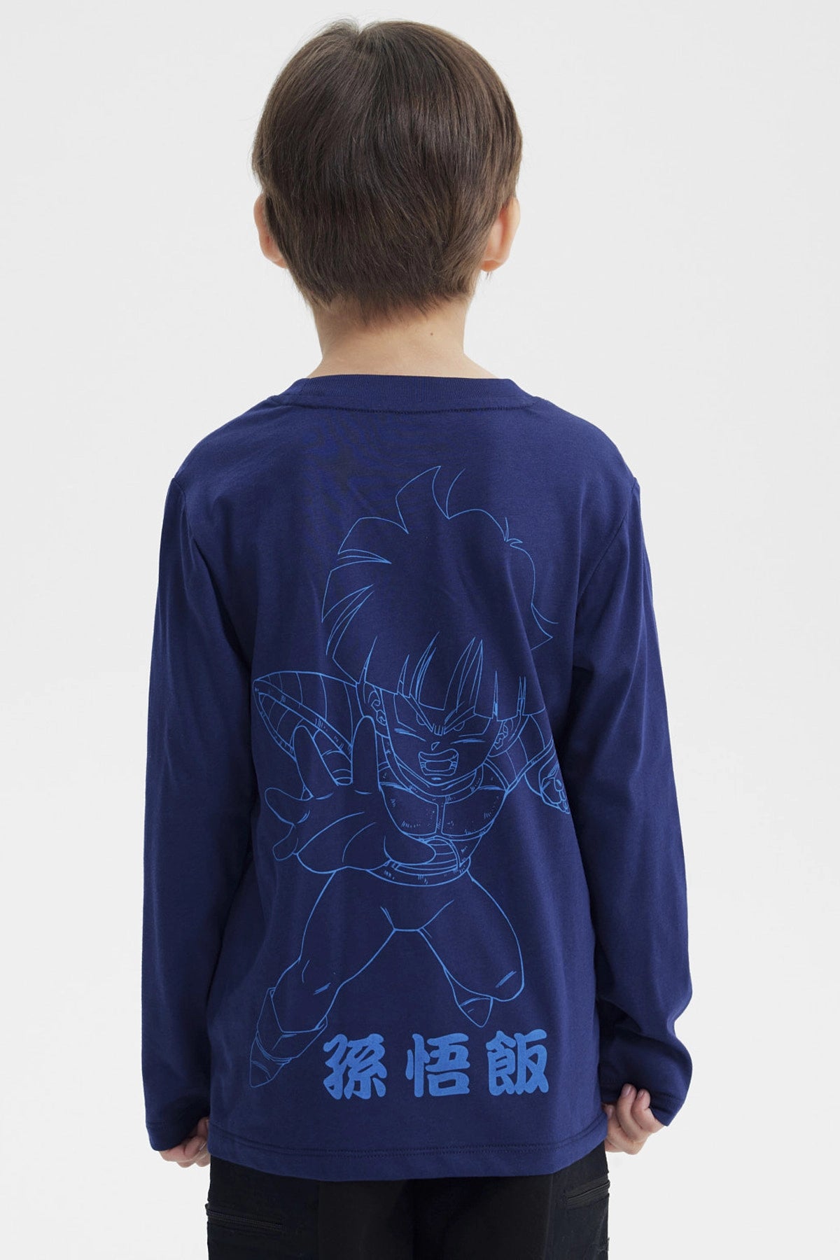 Polera niño azul marino con estampa de Dragon Ball Z en el centro mostrando a personaje en pose de ataque estilo anime