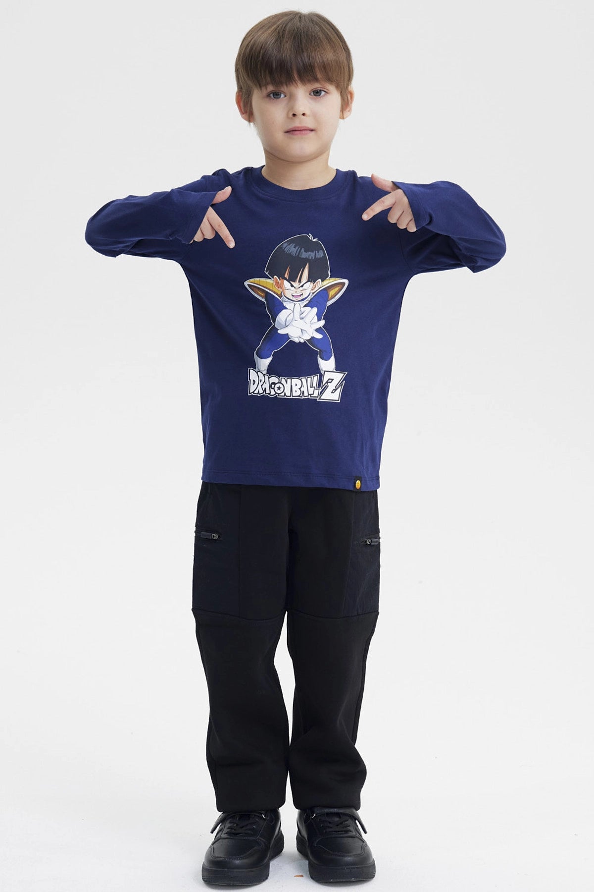 Polera niño azul marino con estampa de Dragon Ball Z en el centro mostrando a personaje en pose de ataque estilo anime